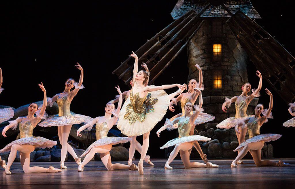 Oksana Maslova and artists of Philadelphia Ballet | Photo: Alexander Iziliaev