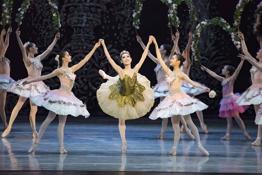 Yuka Iseda and artists of Philadelphia Ballet | Photo: Arian Molina Soca